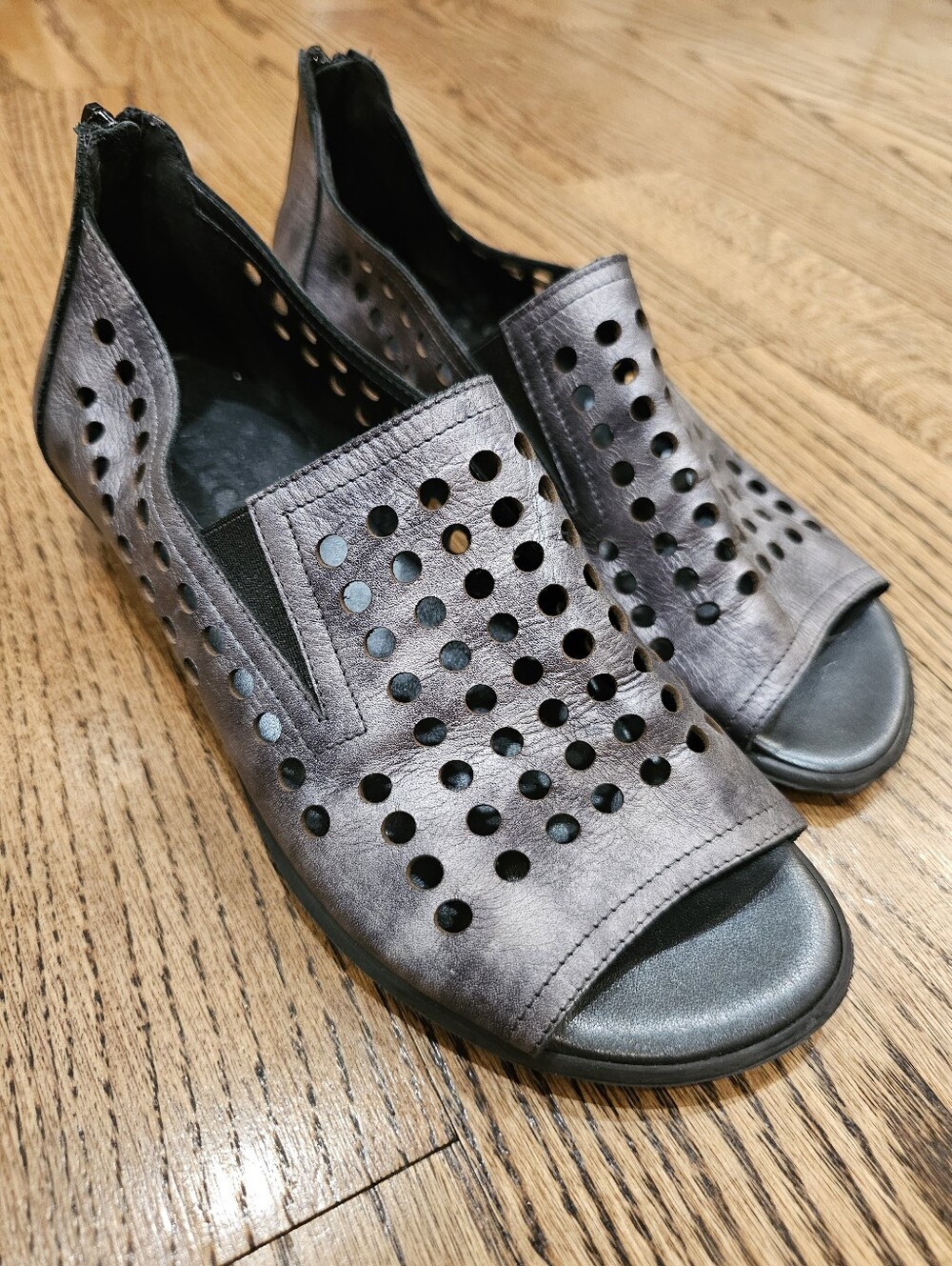 Women's Sesto Meucci Evonne Perforated Open-Toe Comfort Sandals - Gray